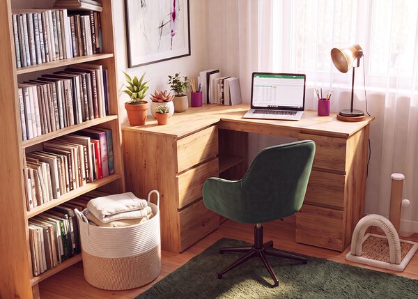 Oficina en casa con escritorio esquinero de madera, silla de oficina ergon&oacute;mica verde, port&aacute;til, librer&iacute;a, l&aacute;mpara de escritorio y plantas de interior, para crear un espacio de trabajo c&oacute;modo y productivo para trabajar desde casa.