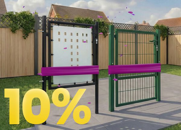 Puertas y paneles de valla met&aacute;licos modernos para jard&iacute;n en patio soleado, con flores y valla de madera, con banner de promoci&oacute;n de primavera 10%.