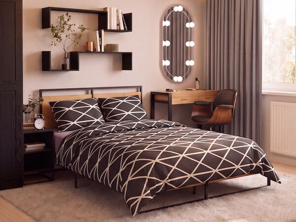 Dormitorio moderno con una cama de plataforma de metal negro y madera, vestida con ropa de cama en blanco y negro de dise&ntilde;o geom&eacute;trico, acompa&ntilde;ada por una mesita de noche a juego con un despertador de estilo vintage. Un armario alto de madera oscura se encuentra junto a estanter&iacute;as flotantes negras decoradas con libros, plantas y elementos decorativos. Frente a la cama, un tocador minimalista de madera con estructura negra se combina con una silla curva de nogal y un espejo ovalado con iluminaci&oacute;n integrada. Unas cortinas grises de suelo a techo enmarcan un gran ventanal que llena la estancia de c&aacute;lida luz natural, mientras que una suave alfombra color crema y un suelo de madera clara crean un ambiente acogedor y contempor&aacute;neo.