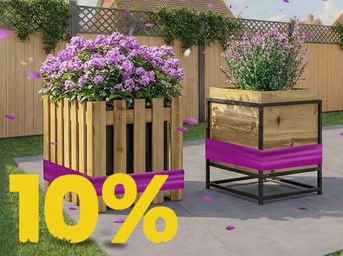 Jardineras de madera con flores moradas en flor en patio soleado, con banner de promoci&oacute;n de primavera 10%.