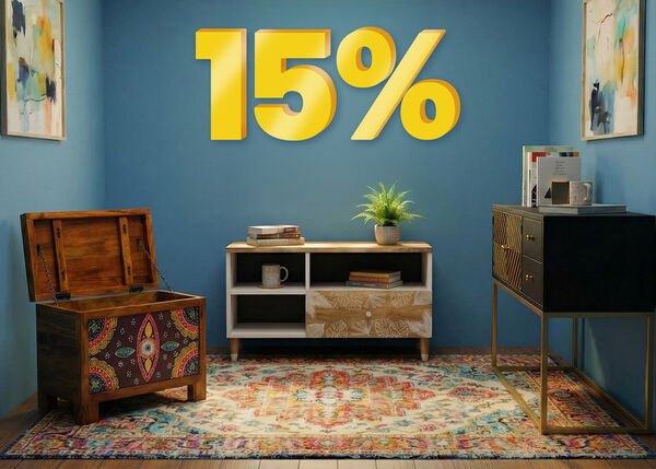 Banner publicitario con un descuento del "15 %" en grandes n&uacute;meros amarillos en 3D sobre una habitaci&oacute;n moderna con una alfombra estampada, un ba&uacute;l de almacenaje y un aparador ante paredes azules. Haz clic para ver los productos de la colecci&oacute;n.
