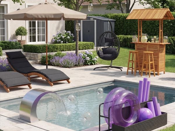 Patio moderno con una silla de lounge acolchada bajo una sombrilla beige, una silla colgante tipo huevo y un bar exterior de madera con taburetes; rodeado de vegetaci&oacute;n bien cuidada, flores de lavanda y un peque&ntilde;o cobertizo de jard&iacute;n al fondo.