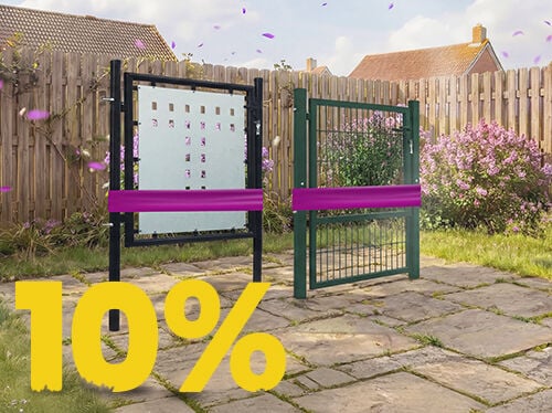Puertas y paneles de valla met&aacute;licos modernos para jard&iacute;n en patio soleado, con flores y valla de madera, con banner de promoci&oacute;n de primavera 10%.