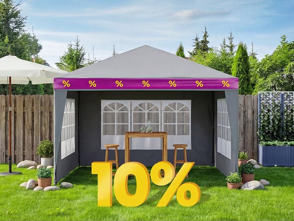 Tienda de fiesta envuelta con cinta morada y amarilla, con mesa de madera y 2 taburetes dentro, sombrilla, celos&iacute;a con macetas y plantas en el jard&iacute;n contra la valla de madera, con gran descuento del 10% al frente. Haz clic para ver los productos de la oferta.