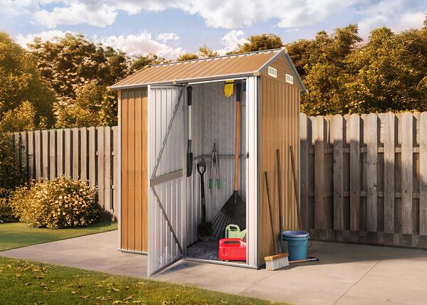 Caseta de jard&iacute;n marr&oacute;n con la puerta abierta mostrando herramientas de jardiner&iacute;a y cubos en el interior, en un jard&iacute;n trasero verde.