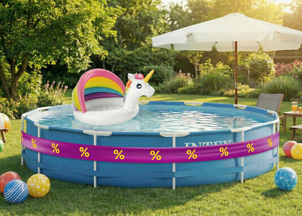 Piscina con piscina beb&eacute; unicornio encima, envuelta con cinta de descuento morada y amarilla, hinchables, tumbonas y sombrilla en el jard&iacute;n.