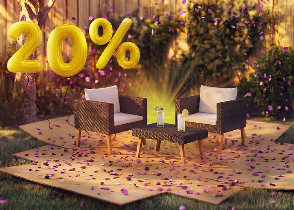 Sillones lounge de rat&aacute;n para exterior con cojines y una peque&ntilde;a mesa en un entorno de jard&iacute;n, decorados con confeti rosa y globos dorados con &laquo;20 % de descuento&raquo;, que destacan ofertas de temporada en muebles lounge de jard&iacute;n.