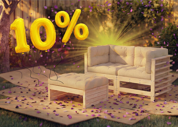 Sof&aacute; lounge de madera para exterior con cojines beige y otomana a juego en un entorno de jard&iacute;n, rodeado de confeti rosa y globos dorados con &laquo;10 % de descuento&raquo;, que destaca una venta de temporada en muebles de asiento para exterior.