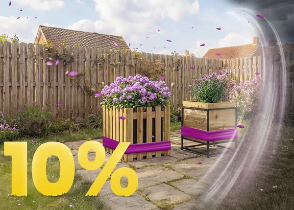 Jardineras de madera con flores moradas en flor en patio soleado, con banner de promoci&oacute;n de primavera 10%.