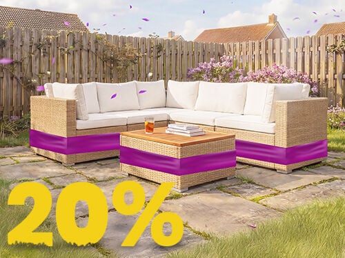 Conjunto de sof&aacute; rinconero de rat&aacute;n para jard&iacute;n con cojines beige y mesa de madera en patio soleado, rodeado de flores y valla de madera, con banner de promoci&oacute;n de primavera 20%.