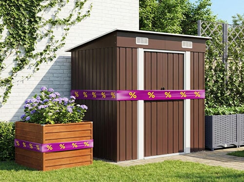 Caseta de jard&iacute;n de madera marr&oacute;n y jardinera con flores moradas sobre un patio verde, decoradas con cintas de descuento moradas y amarillas. Haz clic para ver los productos de la oferta.