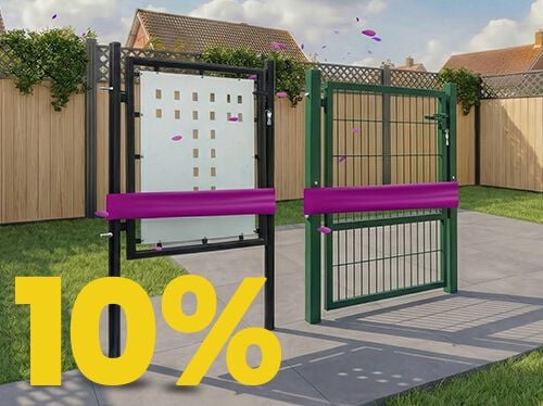 Puertas y paneles de valla met&aacute;licos modernos para jard&iacute;n en patio soleado, con flores y valla de madera, con banner de promoci&oacute;n de primavera 10%.