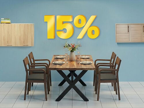 Banner publicitario con un descuento del "15 %" en grandes n&uacute;meros amarillos en 3D sobre un comedor moderno con una mesa de madera, cuatro sillas y un armario de pared. Haz clic para ver los productos de la colecci&oacute;n.