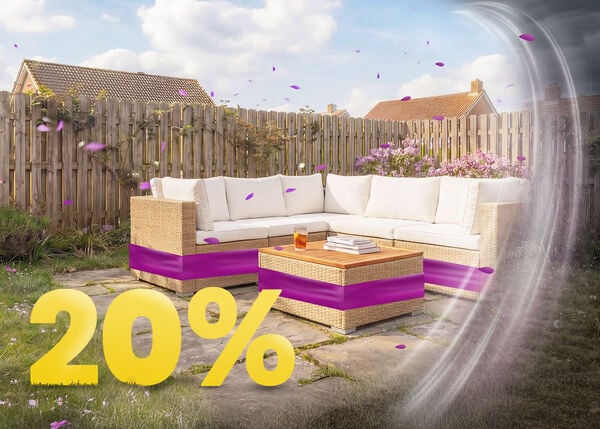 Conjunto de sof&aacute; rinconero de rat&aacute;n para jard&iacute;n con cojines beige y mesa de madera en patio soleado, rodeado de flores y valla de madera, con banner de promoci&oacute;n de primavera 20%.