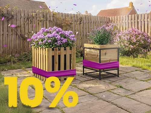 Jardineras de madera con flores moradas en flor en patio soleado, con banner de promoci&oacute;n de primavera 10%.