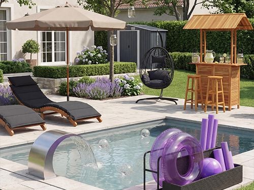 Patio moderno con una silla de lounge acolchada bajo una sombrilla beige, una silla colgante tipo huevo y un bar exterior de madera con taburetes; rodeado de vegetaci&oacute;n bien cuidada, flores de lavanda y un peque&ntilde;o cobertizo de jard&iacute;n al fondo.