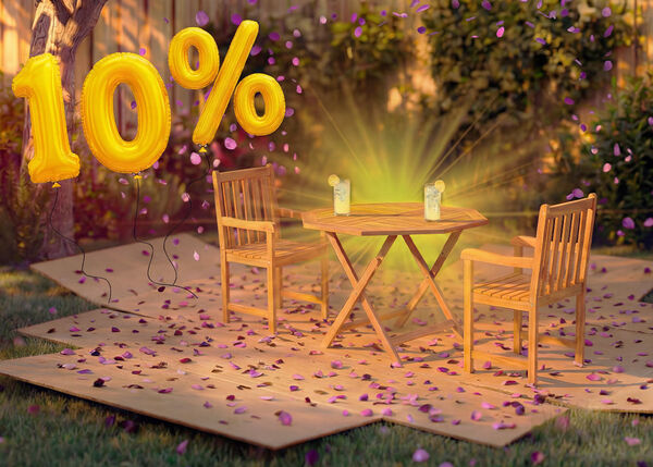 Mesa de comedor de madera para exterior con dos sillas a juego en un entorno de jard&iacute;n, decorada con confeti rosa y globos dorados con &laquo;10 % de descuento&raquo;, que destaca una oferta de temporada en muebles de comedor de exterior.