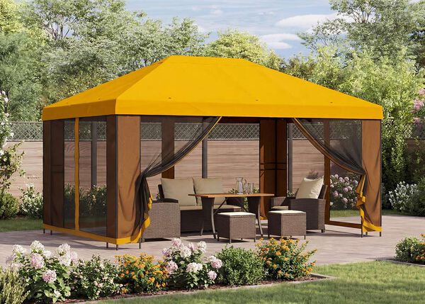 Cenador de jard&iacute;n amarillo con cortinas de malla que cubre un conjunto de asientos con mesa en un patio, rodeado de plantas en flor en un entorno soleado.