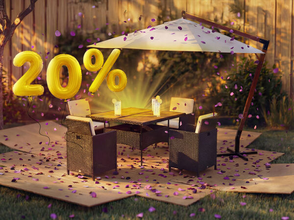 Conjunto de comedor de jard&iacute;n para exterior con mesa, cuatro sillas de rat&aacute;n y una sombrilla voladiza en un patio trasero soleado, decorado con confeti rosa y un globo dorado con &laquo;20 % de descuento&raquo;, que destaca una oferta de temporada en muebles de jard&iacute;n.