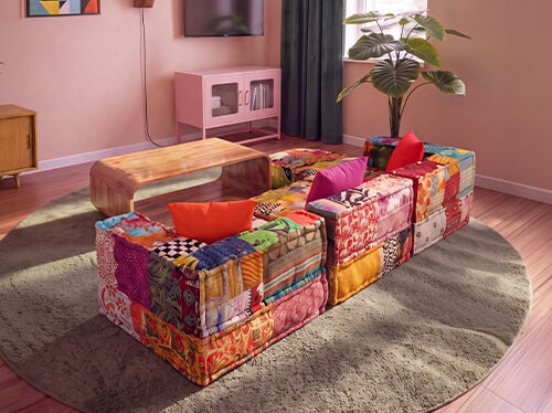 Collage con tres estilos de sof&aacute;: un sal&oacute;n moderno con sof&aacute;s oscuros, un sof&aacute; modular de patchwork colorido alrededor de una mesa de centro y un sof&aacute; cama gris completamente abierto. Haz clic para ver la colecci&oacute;n de sof&aacute;s.