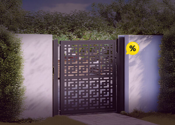Valla de jard&iacute;n de ladrillo con port&oacute;n de hierro negro e iconos de descuento amarillos. Haz clic para ver los productos en oferta. 