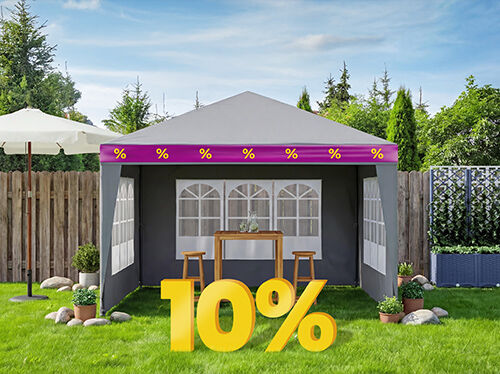 Tienda de fiesta envuelta con cinta morada y amarilla, con mesa de madera y 2 taburetes dentro, sombrilla, celos&iacute;a con macetas y plantas en el jard&iacute;n contra la valla de madera, con gran descuento del 10% al frente. Haz clic para ver los productos de la oferta.