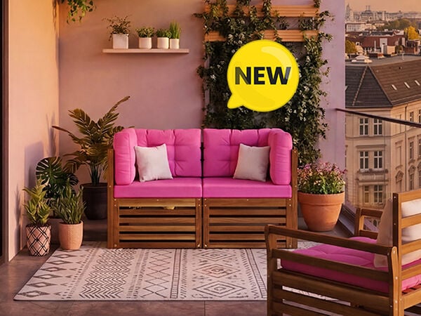 Nuevo conjunto de sof&aacute; modular para balc&oacute;n con llamativos cojines rosas y estructura de madera maciza, estilizado en un balc&oacute;n urbano con plantas y barandilla de cristal, badge NEW visible