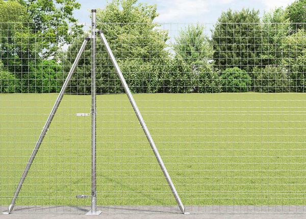 Valla de jard&iacute;n de malla met&aacute;lica con postes. 