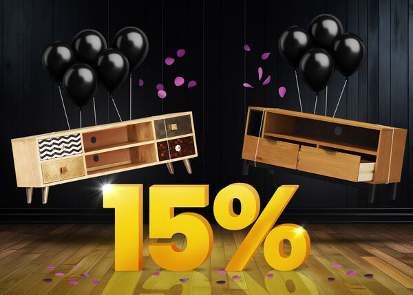 Dos consolas de TV de madera y globos negros frente a un letrero amarillo brillante del 15% sobre un suelo de madera oscura.