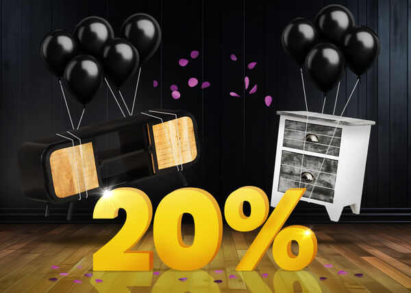 Consola de TV negra y mesa auxiliar blanca con globos negros frente a un letrero amarillo brillante del 20% sobre un suelo de madera oscura.