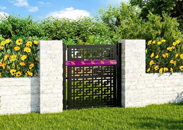 Port&oacute;n de jard&iacute;n de metal negro, envuelto con cinta de descuento morado y amarillo, enmarcado por una valla de hormig&oacute;n blanca con flores y vegetaci&oacute;n detr&aacute;s.