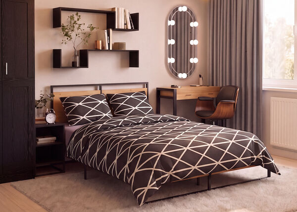 Dormitorio moderno con una cama de plataforma de metal negro y madera, vestida con ropa de cama en blanco y negro de dise&ntilde;o geom&eacute;trico, acompa&ntilde;ada por una mesita de noche a juego con un despertador de estilo vintage. Un armario alto de madera oscura se encuentra junto a estanter&iacute;as flotantes negras decoradas con libros, plantas y elementos decorativos. Frente a la cama, un tocador minimalista de madera con estructura negra se combina con una silla curva de nogal y un espejo ovalado con iluminaci&oacute;n integrada. Unas cortinas grises de suelo a techo enmarcan un gran ventanal que llena la estancia de c&aacute;lida luz natural, mientras que una suave alfombra color crema y un suelo de madera clara crean un ambiente acogedor y contempor&aacute;neo.