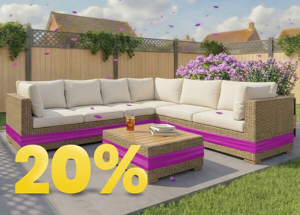 Conjunto de sof&aacute; rinconero de rat&aacute;n para jard&iacute;n con cojines beige y mesa de madera en patio soleado, rodeado de flores y valla de madera, con banner de promoci&oacute;n de primavera 20%.