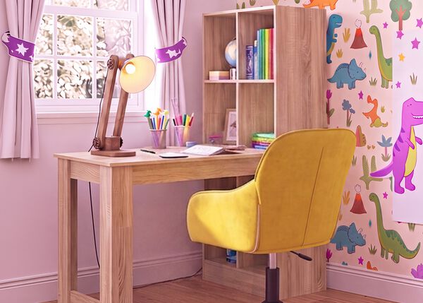 Habitaci&oacute;n de estudio infantil luminosa con escritorio de madera, silla amarilla ergon&oacute;mica, l&aacute;mpara de escritorio, estanter&iacute;a de almacenaje y papel pintado de dinosaurios, ideal para crear en casa un espacio de aprendizaje organizado y c&oacute;modo.