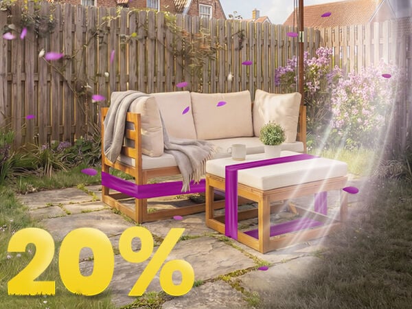 Conjunto de sof&aacute; de jard&iacute;n de madera con cojines beige y mesa bajo sombrilla en patio soleado, rodeado de flores y valla, con banner de promoci&oacute;n de primavera 20%.