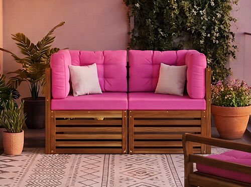 Nuevo conjunto de sof&aacute; modular para balc&oacute;n con llamativos cojines rosas y estructura de madera maciza, estilizado en un balc&oacute;n urbano con plantas y barandilla de cristal, badge NEW visible