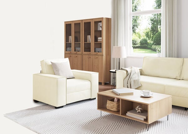 Sof&aacute; blanco de 2 plazas con cojines y una manta, en interior.