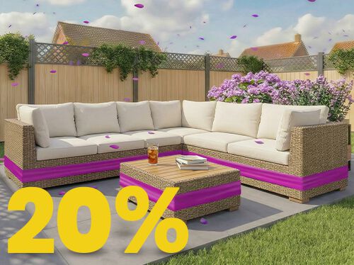 Conjunto de sof&aacute; rinconero de rat&aacute;n para jard&iacute;n con cojines beige y mesa de madera en patio soleado, rodeado de flores y valla de madera, con banner de promoci&oacute;n de primavera 20%.