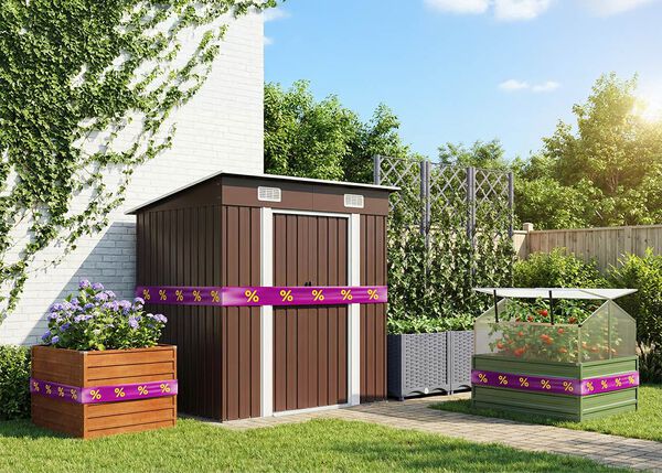 Cobertizo de jard&iacute;n de madera marr&oacute;n y maceta con flores moradas en un patio verde, envuelto con cinta de descuento morada y amarilla.