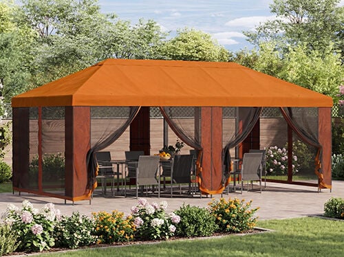 Cenador de jard&iacute;n naranja grande con cortinas de malla que cubre una mesa de comedor y sillas en un patio, rodeado de flores y vegetaci&oacute;n en plena luz del d&iacute;a.