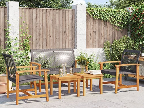 Sof&aacute; gris tapizado de 2 plazas en un dormitorio decorado. Haz clic para ver los productos.