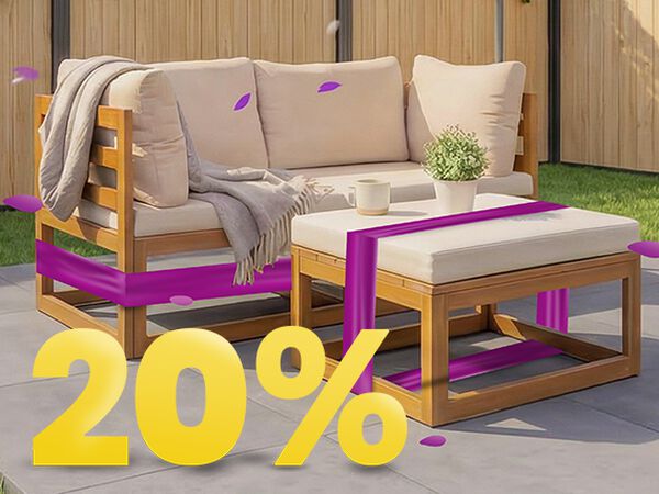 Conjunto de sof&aacute; de jard&iacute;n de madera con cojines beige y mesa bajo sombrilla en patio soleado, rodeado de flores y valla, con banner de promoci&oacute;n de primavera 20%.
