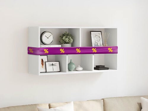 Estante de pared blanco con accesorios y cinta morada que muestra iconos de descuento, en un sal&oacute;n decorado. Haz clic para ver los productos en oferta. 