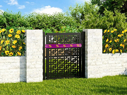 Puerta de jard&iacute;n de metal negro envuelta en una cinta de descuento morada y amarilla, enmarcada por una valla de hormig&oacute;n blanco con flores y vegetaci&oacute;n al fondo. Haz clic para ver los productos de la oferta.