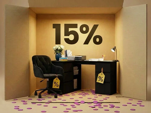 Oficina en casa con escritorio negro, cajonera negra y silla de oficina negra en una escena tipo caja, con un 15% de descuento en muebles de oficina