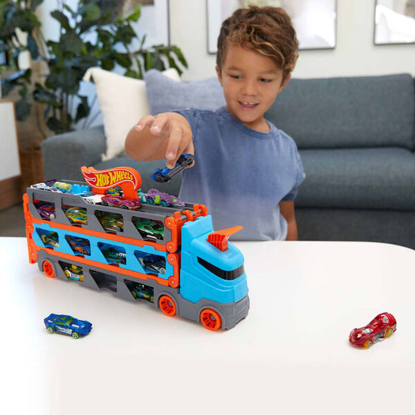 Hot Wheels Cami&oacute;n convertible en pista con coches Speedway Hauler