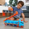 Hot Wheels Cami&oacute;n convertible en pista con coches Speedway Hauler