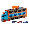 Hot Wheels Cami&oacute;n convertible en pista con coches Speedway Hauler