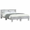vidaXL Cama con cabecero madera de ingenier&iacute;a gris hormig&oacute;n 135x190 cm