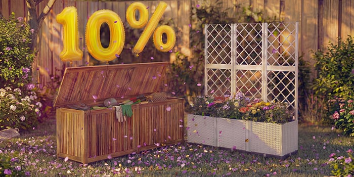 Caja de almacenamiento de jardín con herramientas y una jardinera con enrejado y flores en un patio trasero, rodeadas de confeti rosa y globos dorados con «10 % de descuento», que destacan una venta de temporada de almacenamiento de jardín y jardineras.